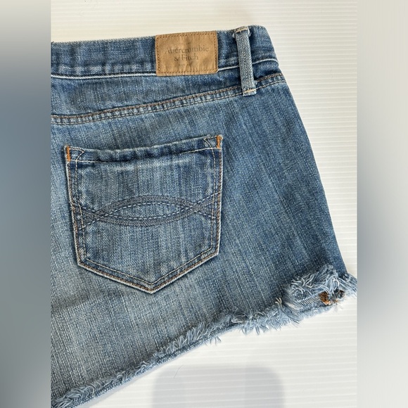 ABERCROMBIE FITCH ripped ladies denim jean shorts Size 8 - Picture 4 of 6